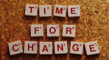 3 inspirativní způsoby, jak posílit vztahy večeří u plamene svíčky.