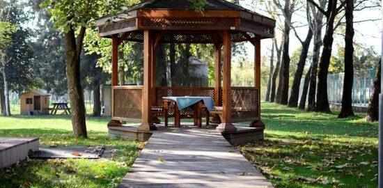 Jak postavit dřevěnou pergolu krok za krokem