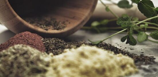 Jaké bylinky jsou vhodné do čaje?