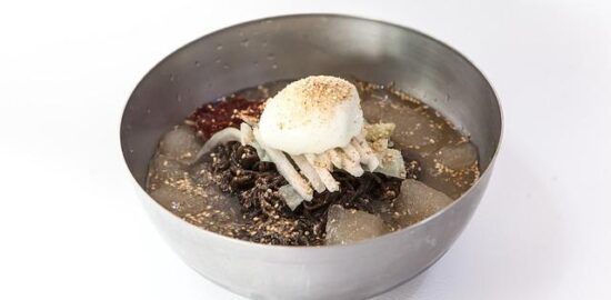 Jak správně zalévat květinu: informace a tipy